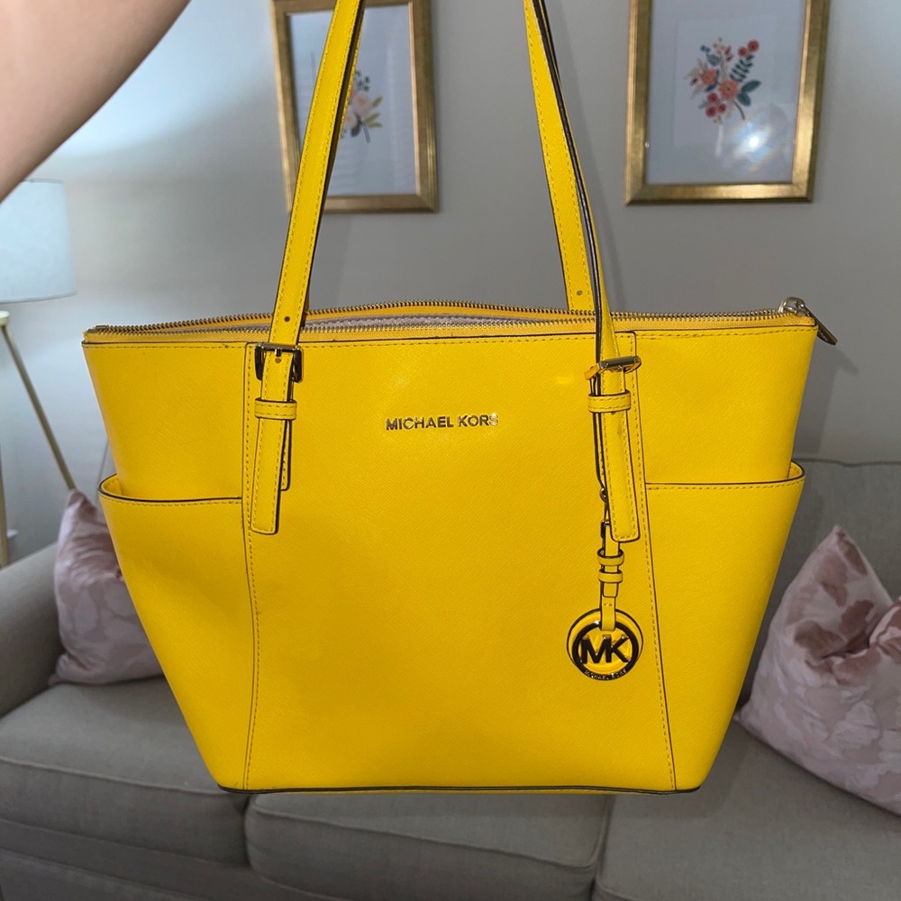 Jet Set Large Saffiano Leather Top-Zip Tote Bag